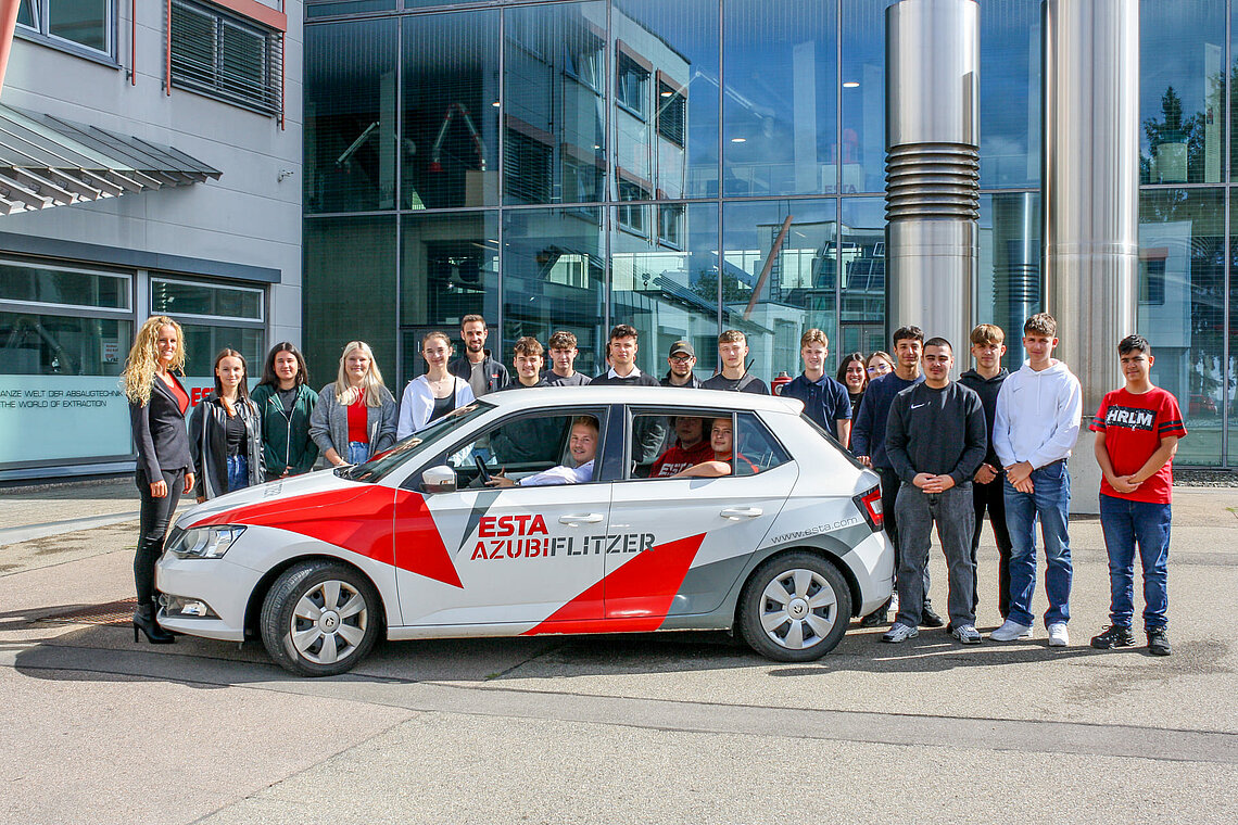Gruppenfoto mit dem Azubi-Flitzer von ESTA Gruppenfoto mit dem Azubi-Flitzer von ESTA