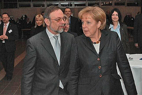 ESTA Geschäftsführer Dr. Peter Kulitz mit Bundeskanzlerin Dr. Angela Merkel. ESTA Geschäftsführer Dr. Peter Kulitz mit Bundeskanzlerin Dr. Angela Merkel.