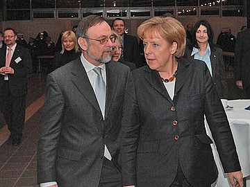ESTA Managing Director Dr. Peter Kulitz with Federal Chancellor Dr. Angela Merkel.