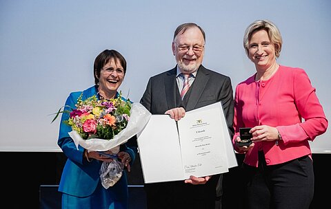 Dr. Peter Kulitz wird von Wirtschaftsministerin Nicole Hoffmeister-Kraut mit der Wirtschaftsmedaille geehrt. Dr. Peter Kulitz wird von Wirtschaftsministerin Nicole Hoffmeister-Kraut mit der Wirtschaftsmedaille geehrt.