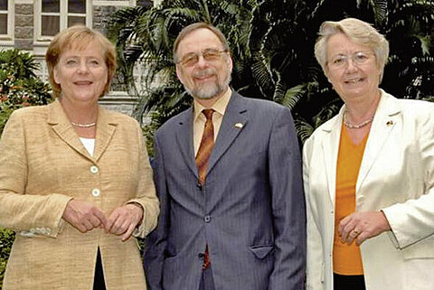 Dr. Peter Kulitz mit Angela Merkel und Annette Schavan in Indien. Dr. Peter Kulitz mit Angela Merkel und Annette Schavan in Indien.