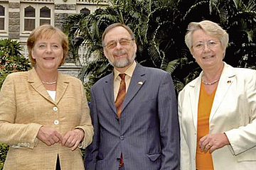 Dr. Peter Kulitz with Angela Merkel and Annette Schavan in India.