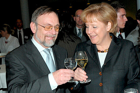 Dr. Peter Kulitz mit der Bundeskanzlerin Angela Merkel. Dr. Peter Kulitz mit der Bundeskanzlerin Angela Merkel.