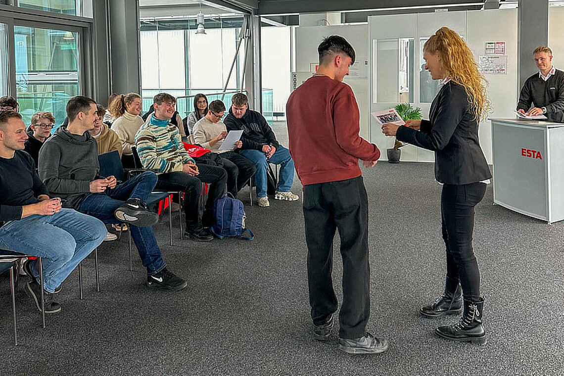 Schülerinnen und Schüler der Städtischen Wirtschaftsschule Senden zu Gast bei ESTA Schülerinnen und Schüler der Städtischen Wirtschaftsschule Senden zu Gast bei ESTA