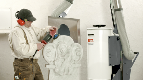 Qualifizierte Mitarbeiter bei der Bearbeitung der Steinstäube. Qualifizierte Mitarbeiter bei der Bearbeitung der Steinstäube.