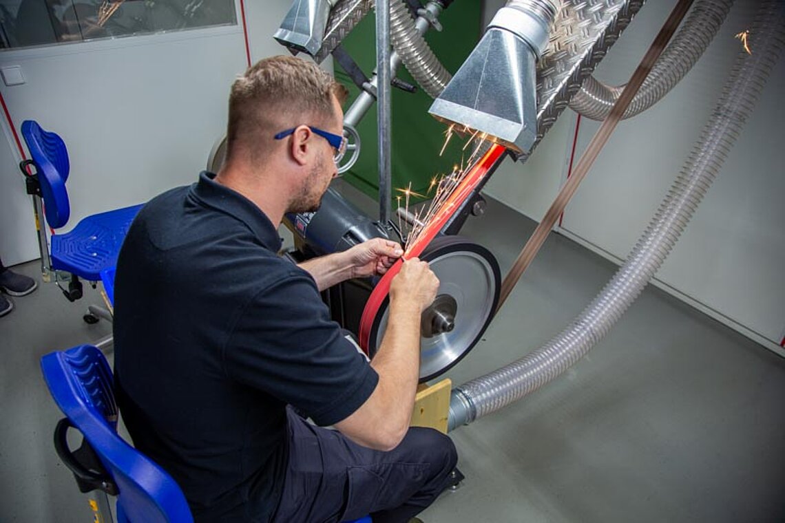 Schleifprozess in sicherer und sauberer Arbeitsumgebung Schleifprozess in sicherer und sauberer Arbeitsumgebung