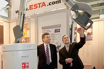 Dr. Kulitz zeigt Günther Oettinger auf der Bildungsmesse Ulm einen Schweißrauchfilter SRF-K der Fa. ESTA.