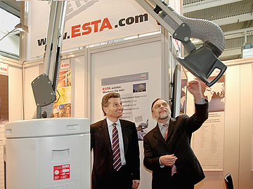 Dr. Kulitz shows Günther Oettinger a welding fume filter SRF-K from ESTA at the education fair Ulm.