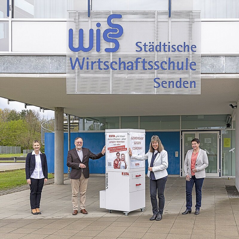 Gruppenbild Übergabe Luftreiniger an WISS