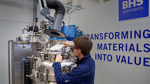 Extraction arm captures dusts