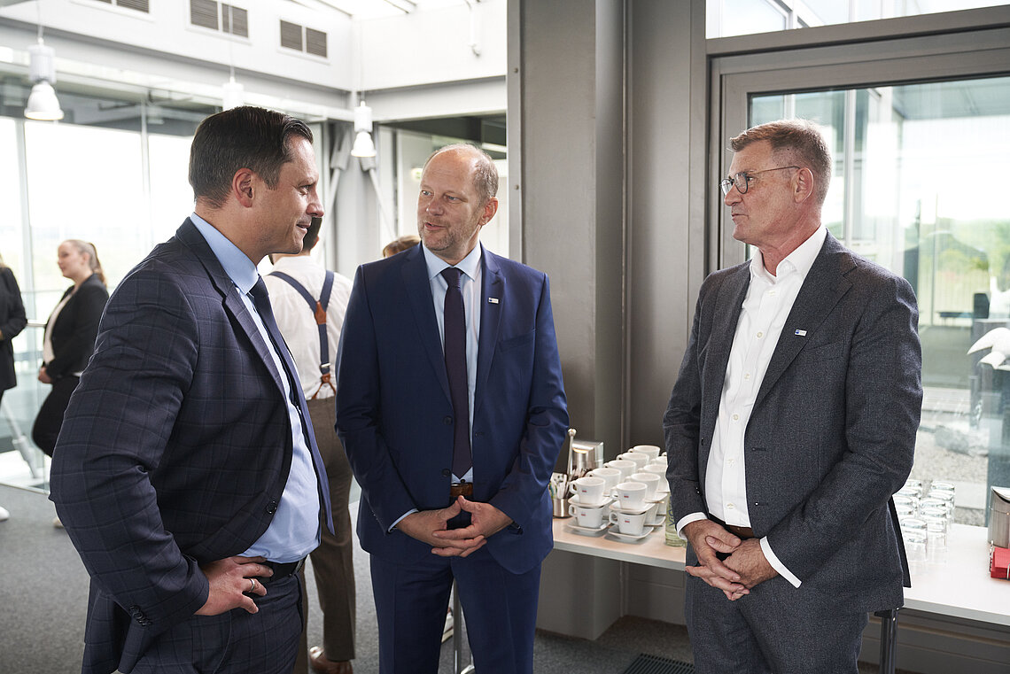 IHK Ulm & Schwaben zu Besuch bei ESTA IHK Ulm & Schwaben zu Besuch bei ESTA