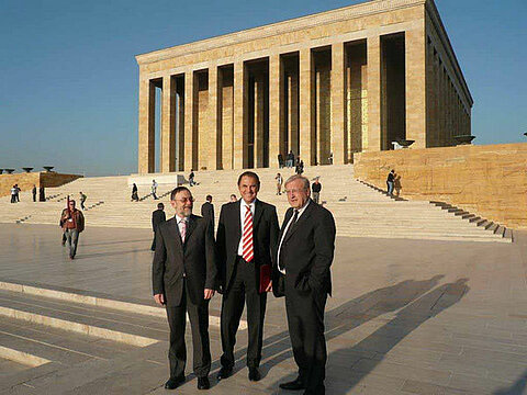 ESTA Geschäftsführer Dr. Peter Kulitz mit Vural Öger und Heinrich Grieshaber. ESTA Geschäftsführer Dr. Peter Kulitz mit Vural Öger und Heinrich Grieshaber.