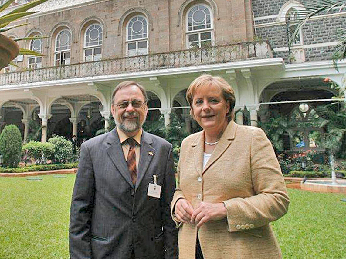 Dr. Peter Kulitz and Federal Chancellor Dr. Angela Merkel in the garden of the Taj Mahal Palace in Mumbai. Dr. Peter Kulitz and Federal Chancellor Dr. Angela Merkel in the garden of the Taj Mahal Palace in Mumbai.