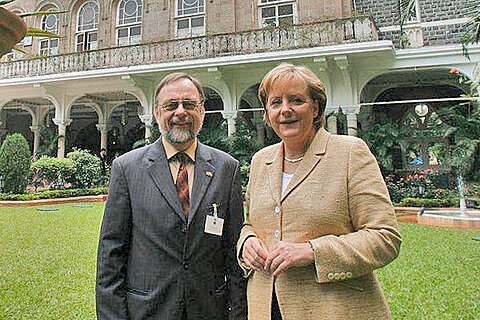 Dr. Peter Kulitz und Bundeskanzlerin Dr. Angela Merkel im Garten des Taj Mahal Palace in Mumbai. Dr. Peter Kulitz und Bundeskanzlerin Dr. Angela Merkel im Garten des Taj Mahal Palace in Mumbai.