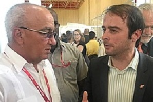 Alexander Kulitz im Gespräch mit seinem kubanischen Abgeordnetenkollege und Vizeminister für Außenwirtschaft Roberto Lopez Hernandez anlässlich der Eröffnung des AHK Büros und des Besuchs der Handelsmesse FIHAV in Havanna. Alexander Kulitz im Gespräch mit seinem kubanischen Abgeordnetenkollege und Vizeminister für Außenwirtschaft Roberto Lopez Hernandez anlässlich der Eröffnung des AHK Büros und des Besuchs der Handelsmesse FIHAV in Havanna.