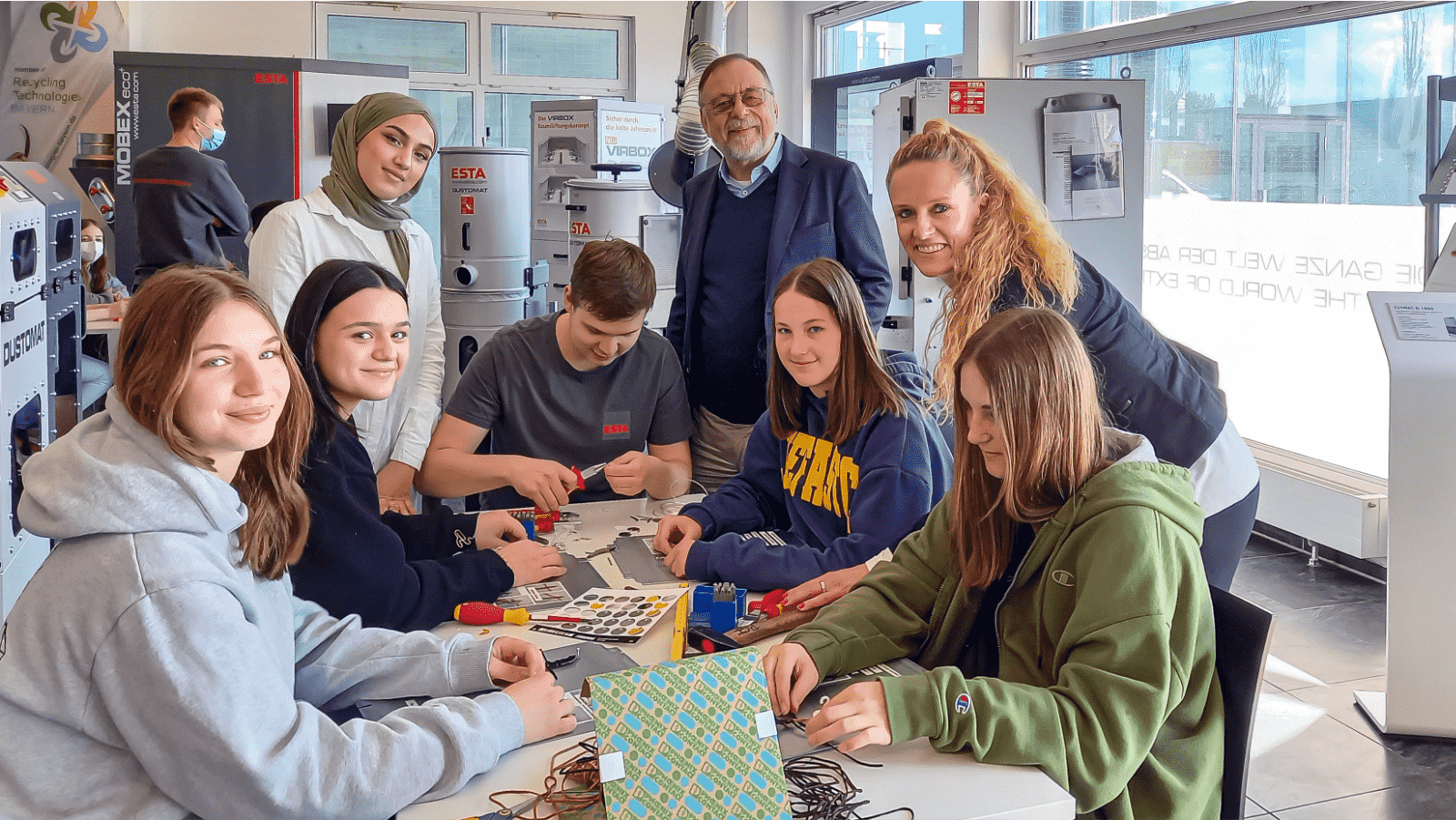 Hr. Dr. Kulitz mit den Schülerinnen am ESTA Girls Day Hr. Dr. Kulitz mit den Schülerinnen am ESTA Girls Day
