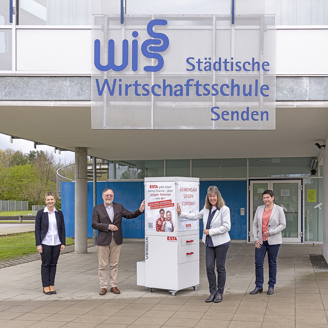 Gruppenbild Übergabe Luftreiniger an WISS Gruppenbild Übergabe Luftreiniger an WISS