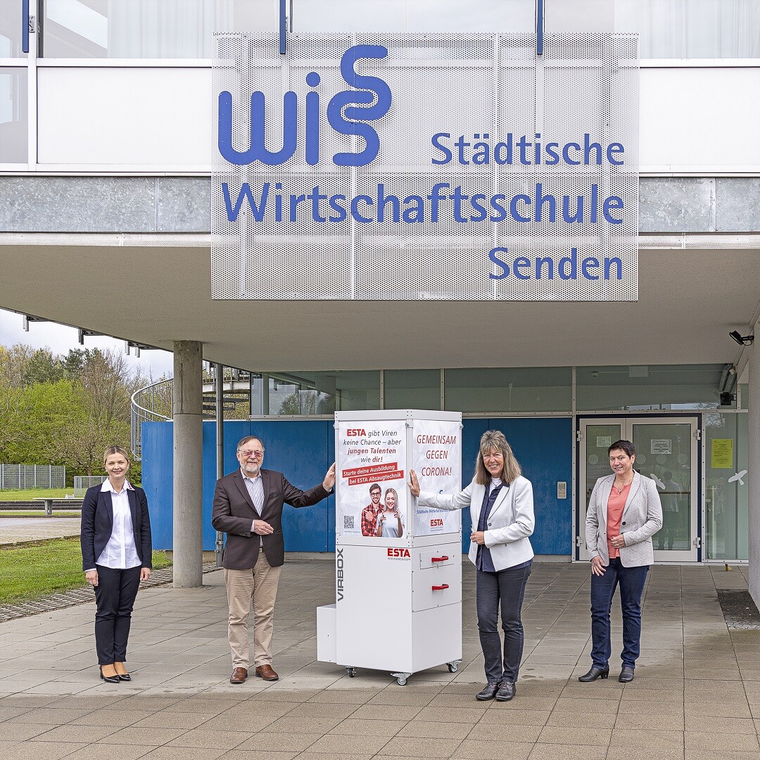 Gruppenbild Übergabe Luftreiniger an WISS Gruppenbild Übergabe Luftreiniger an WISS