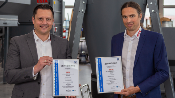 Managing Director Mr. Raunitschke and Controlling Manager Mr. Fezer with the new ISO 90001:2015 certificate.