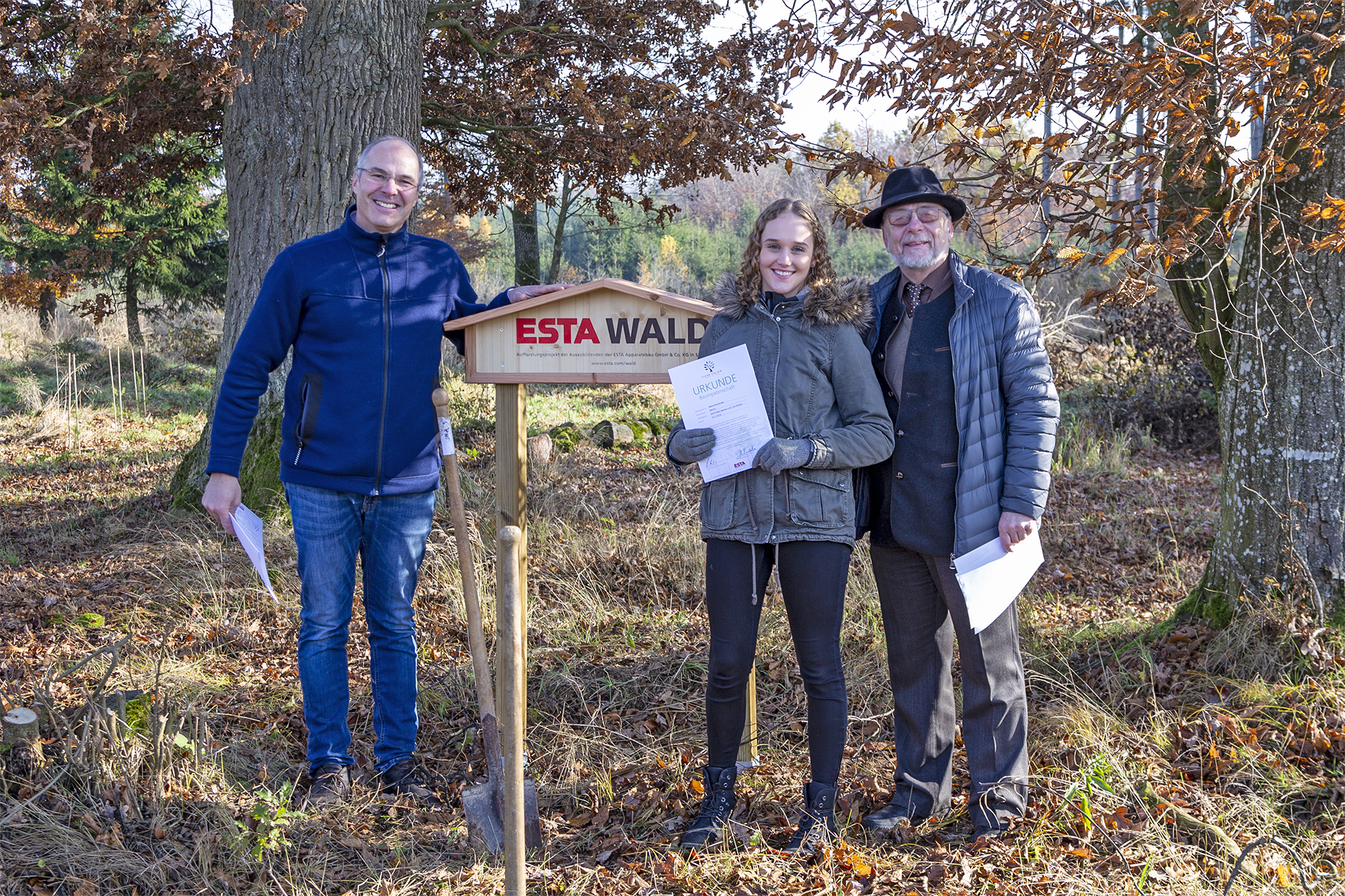 ESTA Geschäftsführer Dr. Peter Kulitz, ESTA Auszubildende und Freiherr Constantin von Ulm-Erbach im ESTA Wald ESTA Geschäftsführer Dr. Peter Kulitz, ESTA Auszubildende und Freiherr Constantin von Ulm-Erbach im ESTA Wald