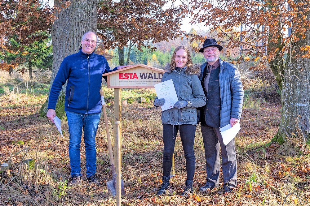 ESTA Geschäftsführer Dr. Peter Kulitz, ESTA Auszubildende und Freiherr Constantin von Ulm-Erbach im ESTA Wald ESTA Geschäftsführer Dr. Peter Kulitz, ESTA Auszubildende und Freiherr Constantin von Ulm-Erbach im ESTA Wald