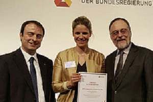 Alexander Kulitz, Jenny Göser und Dr. Peter Kulitz bei der CSR-Preisverleihung. Alexander Kulitz, Jenny Göser und Dr. Peter Kulitz bei der CSR-Preisverleihung.