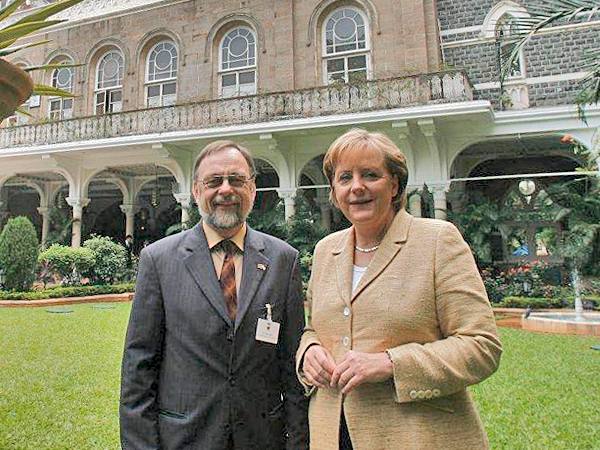 Dr. Peter Kulitz and Federal Chancellor Dr. Angela Merkel in the garden of the Taj Mahal Palace in Mumbai. Dr. Peter Kulitz and Federal Chancellor Dr. Angela Merkel in the garden of the Taj Mahal Palace in Mumbai.