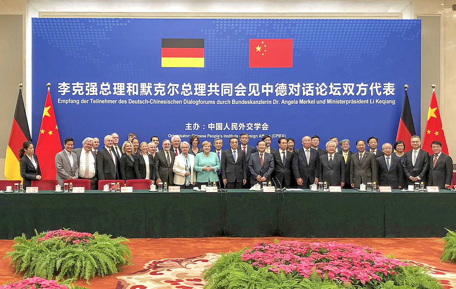 Zusammentreffen Dr. Peter Kulitz und weiterer Mitglieder des Dialogforums mit Bundeskanzlerin Angela Merkel und Ministerpräsident Li Keqiang in der ‚Großen Halle des Volkes‘ in Peking