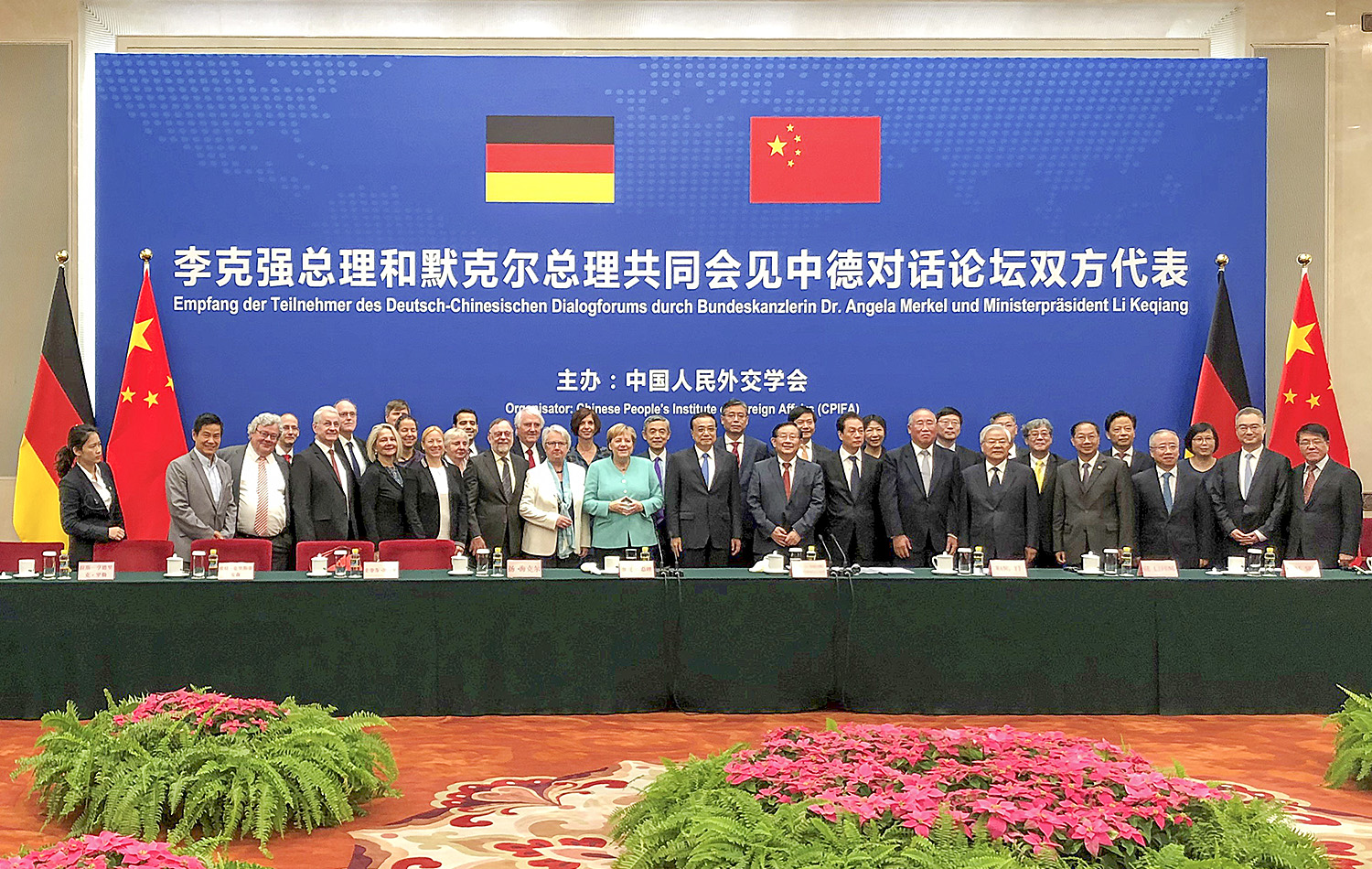 Zusammentreffen Dr. Peter Kulitz und weiterer Mitglieder des Dialogforums mit Bundeskanzlerin Angela Merkel und Ministerpräsident Li Keqiang in der ‚Großen Halle des Volkes‘ in Peking Zusammentreffen Dr. Peter Kulitz und weiterer Mitglieder des Dialogforums mit Bundeskanzlerin Angela Merkel und Ministerpräsident Li Keqiang in der ‚Großen Halle des Volkes‘ in Peking