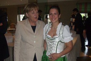 Bundeskanzlerin Angela Merkel und ESTA Gesellschafterin Jessica Kulitz.