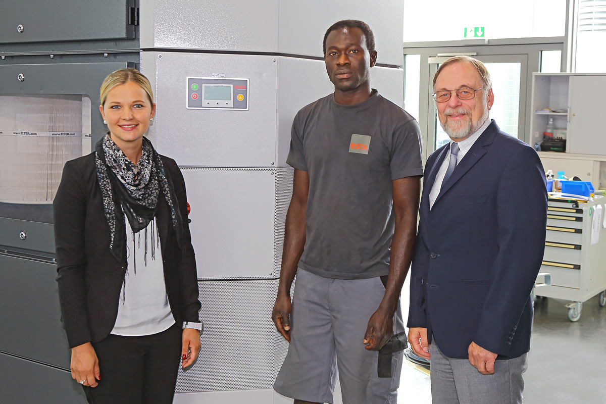 Frau Keller, Herr Uzonwanne und ESTA Geschäftsführer Dr. Peter Kulitz. Frau Keller, Herr Uzonwanne und ESTA Geschäftsführer Dr. Peter Kulitz.