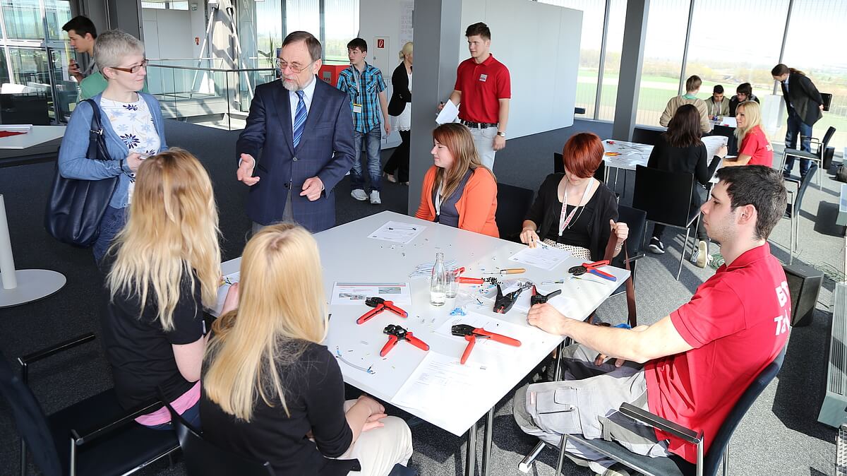 ESTA ist Bildungspartner der WiSS und beteiligt sich regelmäßig am bundesweiten Girls’ Day. ESTA ist Bildungspartner der WiSS und beteiligt sich regelmäßig am bundesweiten Girls’ Day.