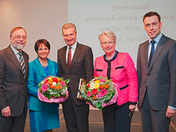 Günther Oettinger, Dr. Annette Schavan und Dr. Nils Schmid gratulieren Dr. Kulitz zum 60. Geburtstag.