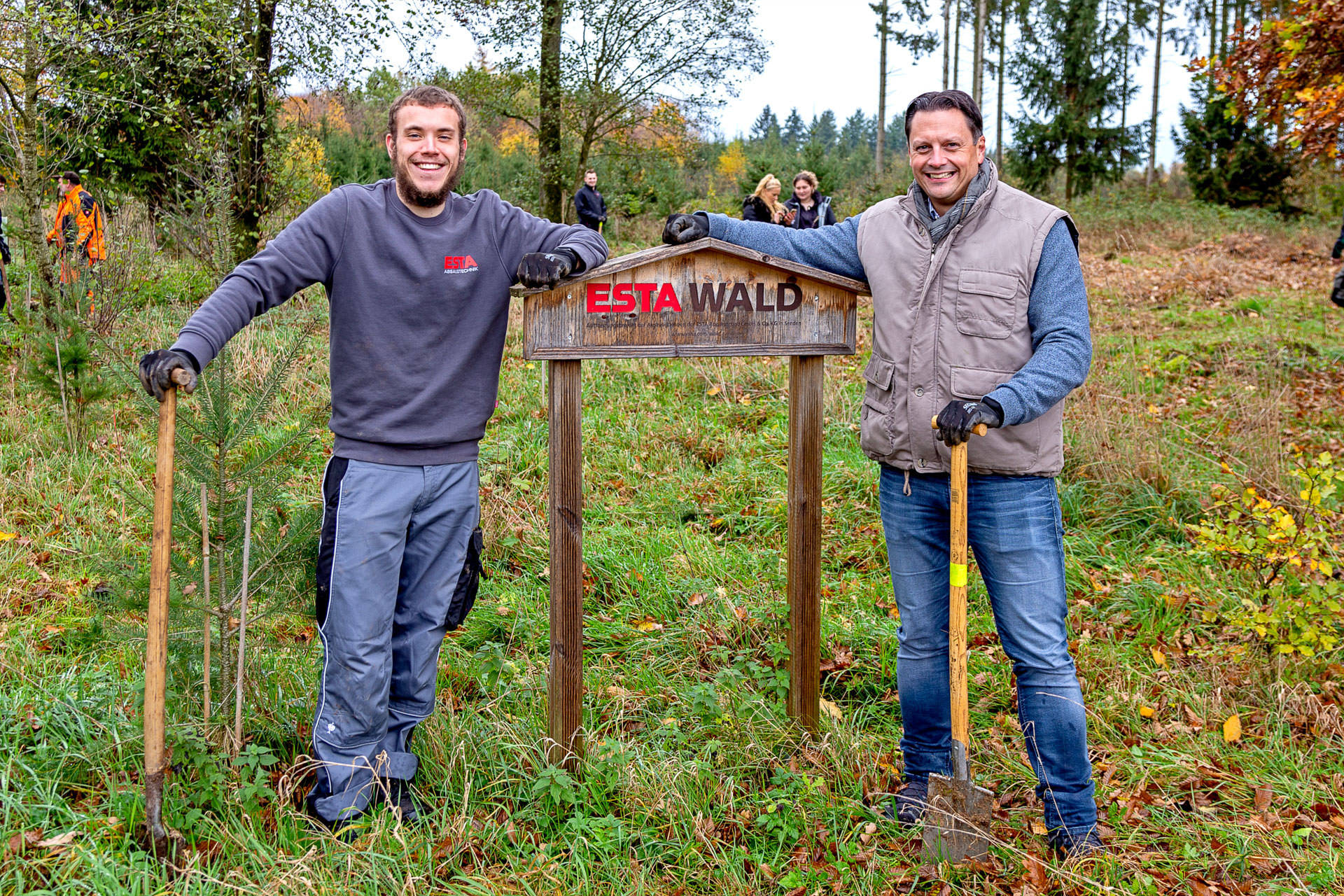 Azubi und Geschäftsführer am ESTA Wald Schild