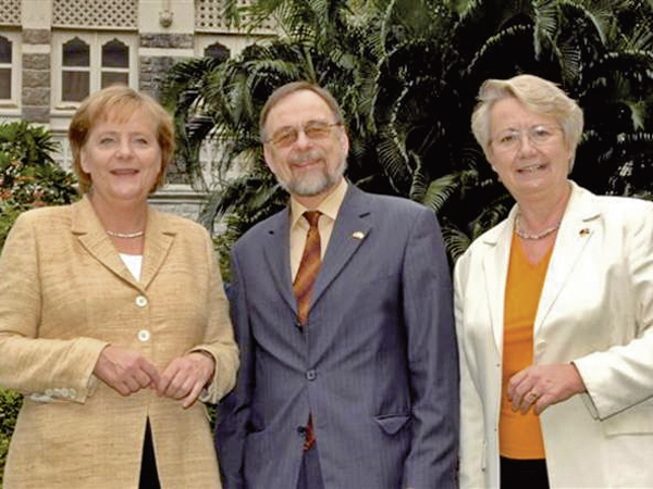 Dr. Peter Kulitz mit Angela Merkel und Annette Schavan in Indien. Dr. Peter Kulitz mit Angela Merkel und Annette Schavan in Indien.