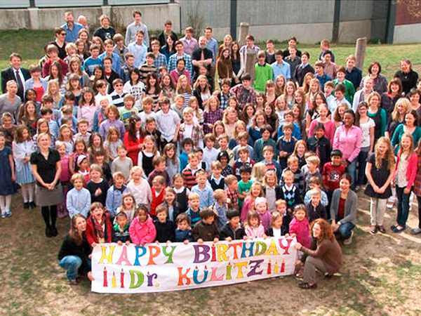 Die Schülerinnen und Schüler der Internationalen Schule Ulm/Neu-Ulm gratulieren Dr. Peter Kulitz zu seinem 60. Geburtstag.