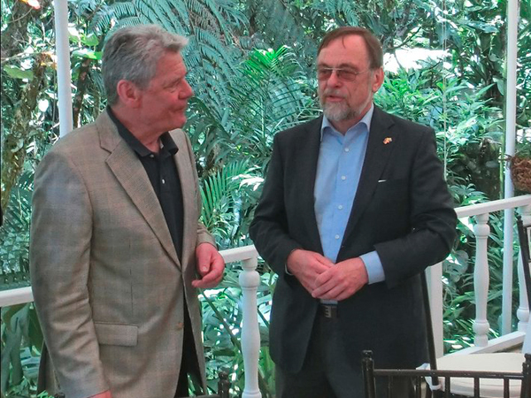 Joachim Gauck im Gespräch mit Dr. Kulitz während einer Delegationsreise in Südamerika.