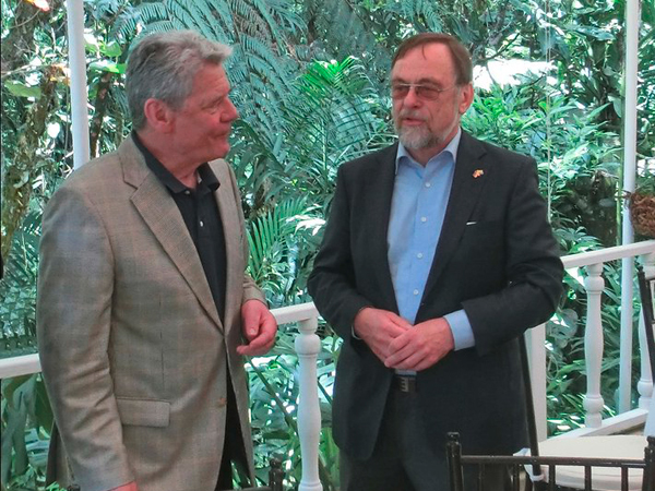 Joachim Gauck in conversation with Dr. Kulitz during a delegation trip to South America. Joachim Gauck in conversation with Dr. Kulitz during a delegation trip to South America.