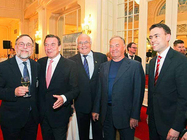 Dr. Peter Kulitz, Gerhard Schröder, Martin Herrenknecht, a Russian guest and Nils Schmid at the reception of the Baden-Württemberg state government in St. Petersburg. Dr. Peter Kulitz, Gerhard Schröder, Martin Herrenknecht, a Russian guest and Nils Schmid at the reception of the Baden-Württemberg state government in St. Petersburg.