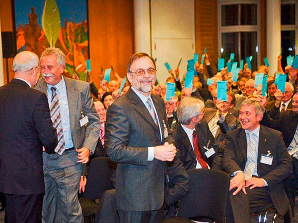 Dr. Peter Kulitz voting at the representatives' meeting of Ulmer Volksbank. Dr. Peter Kulitz voting at the representatives' meeting of Ulmer Volksbank.
