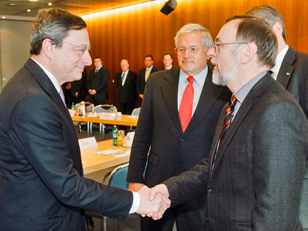 Mario Draghi begrüßt Dr. Kulitz in Berlin.