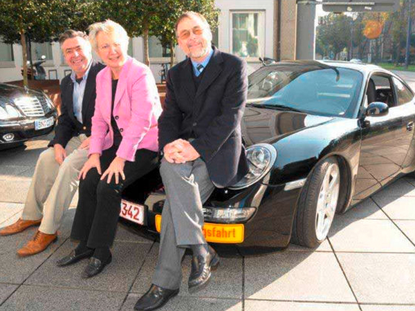 Dr. Peter Kulitz, Dr. Annette Schavan and Alois Ruf in front of an eRUF. Dr. Peter Kulitz, Dr. Annette Schavan and Alois Ruf in front of an eRUF.