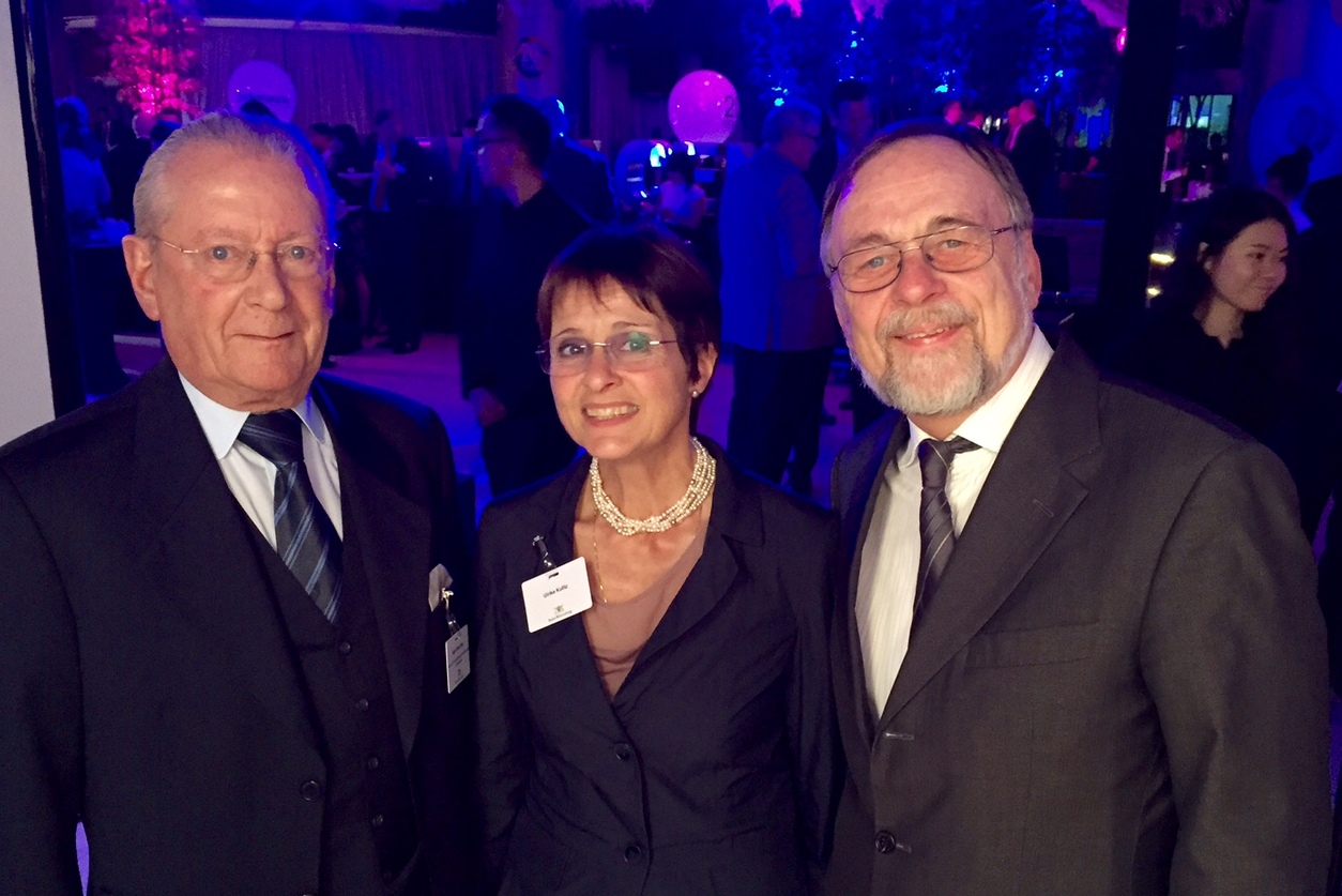 Hans Peter Stihl, Ulrike und Dr. Peter Kulitz auf der Jubiläumsfeier "20 Jahre German Center" in Singapur. Hans Peter Stihl, Ulrike und Dr. Peter Kulitz auf der Jubiläumsfeier "20 Jahre German Center" in Singapur.