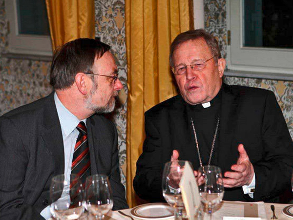 Gesprächsaustausch zwischen Kardinal Kasper und Dr. Peter Kulitz in Rom.