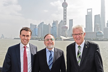 Nils Schmid, Dr. Peter Kulitz und Winfried Kretschmann auf einer Delegationsreise in Shanghai.