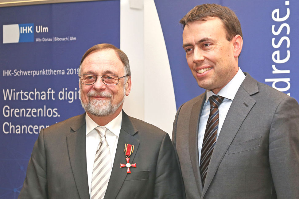 Nils Schmid überreicht Dr. Peter Kulitz das Bundesverdienstkreuz. Nils Schmid überreicht Dr. Peter Kulitz das Bundesverdienstkreuz.