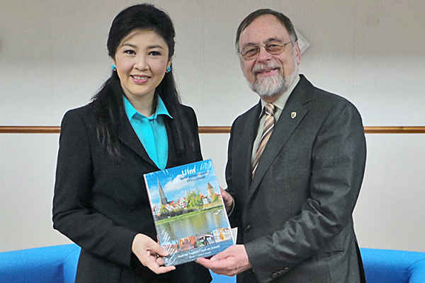 ESTA Geschäftsführer Dr. Peter Kulitz übergibt Yingluck Shinawatra ein Ulmer Bildband. ESTA Geschäftsführer Dr. Peter Kulitz übergibt Yingluck Shinawatra ein Ulmer Bildband.